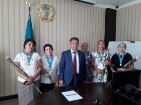 Бәйдібек ауданының әкімі аналарға «Алтын алқа» және «Күміс алқа» төсбелгілерін табыс етті