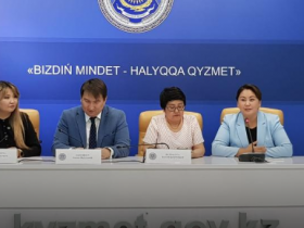Нұр-Сұлтанда мектеп оқушылары сабақтан соң еден жуады