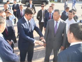 Түймебаевпен арқа-жарқа құшақтасқан Әбдірахымов облысқа бір ғимарат салып беретінін айтты