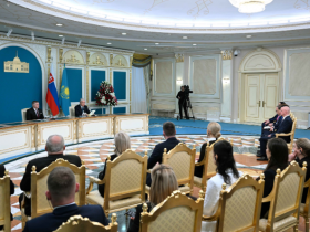 Мемлекет басшысы Қасым-Жомарт Тоқаев пен Словакия Премьер-министрі Роберт Фицо БАҚ өкілдері алдында