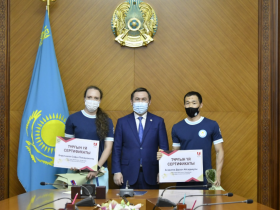 Шымкент әкімі олимпиада жүлдегерлеріне пәтер кілтін табыстады