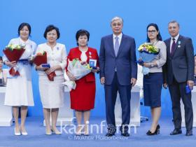 Кентаулық ұстаз президенттің қолынан медаль алды